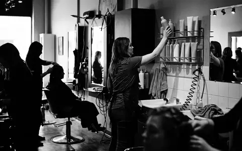 Schwarzweiss-Reportage mit Shampoo zum Thema Schwarzkopf Essence Ultime Omega, hoher Kontrast, sachlich dargestellt - Foto: THN