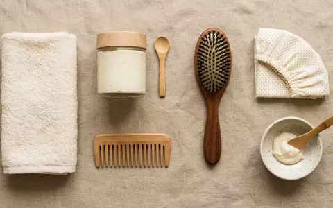 Flatlay-Arrangement rund um Haarmaske zum Thema Schwarzkopf Gliss Total Repair, weiches Oberlicht - Foto: THN