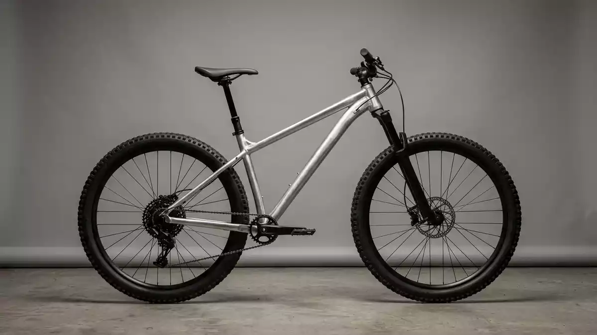 Fotorealistische Studioansicht von Mountainbike in neutraler Produktdarstellung