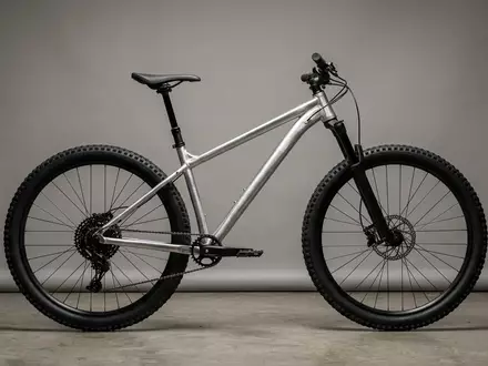 Fotorealistische Studioaufnahme von Mountainbike zum Thema Scott Aspect 950 Mountainbike, klare Lichtfuehrung - Foto: THN