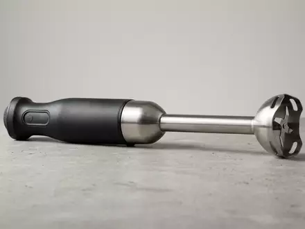 Fotorealistische Studioaufnahme von Stabmixer zum Thema Bosch Stabmixer ErgoMixx MSM66150, klare Lichtfuehrung - Foto: THN