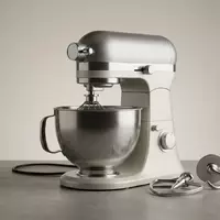 Fotorealistische Studioaufnahme von Kuechenmaschine zum Thema Bosch MUM5 Küchenmaschine CreationLine, klare Lichtfuehrung - Foto: THN