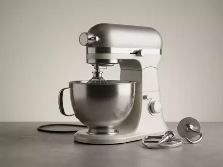 Fotorealistische Studioaufnahme von Kuechenmaschine zum Thema Bosch MUM5 Küchenmaschine CreationLine, klare Lichtfuehrung - Foto: THN