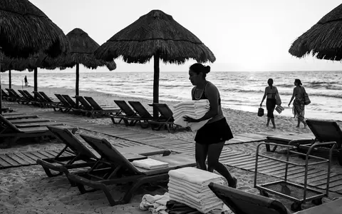 Schwarzweiss-Reportage mit Tankini zum Thema Sunflair Damen Tankini mit, hoher Kontrast, sachlich dargestellt - Foto: THN