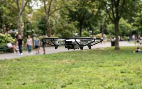 Fotorealistische Aufnahme von Propellerschutz im Park zum Thema SunnyLife Propeller-Schutz fĂŒr DJI, natuerliches Licht - Foto: THN