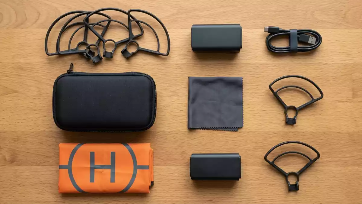 Flatlay-Arrangement rund um Propellerschutz mit passenden Requisiten von oben, neutral