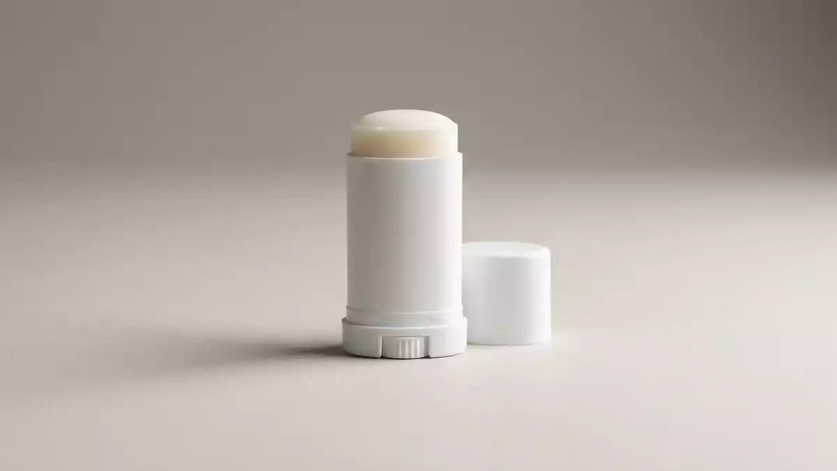 Fotorealistische Studioansicht von Sonnencremestift in neutraler Produktdarstellung