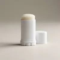 Fotorealistische Studioaufnahme von Sonnencremestift zum Thema Sun Zapper Herren Zinc, klare Lichtfuehrung - Foto: THN