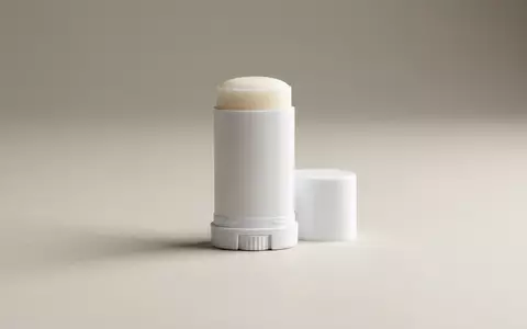 Fotorealistische Studioaufnahme von Sonnencremestift zum Thema Sun Zapper Herren Zinc, klare Lichtfuehrung - Foto: THN