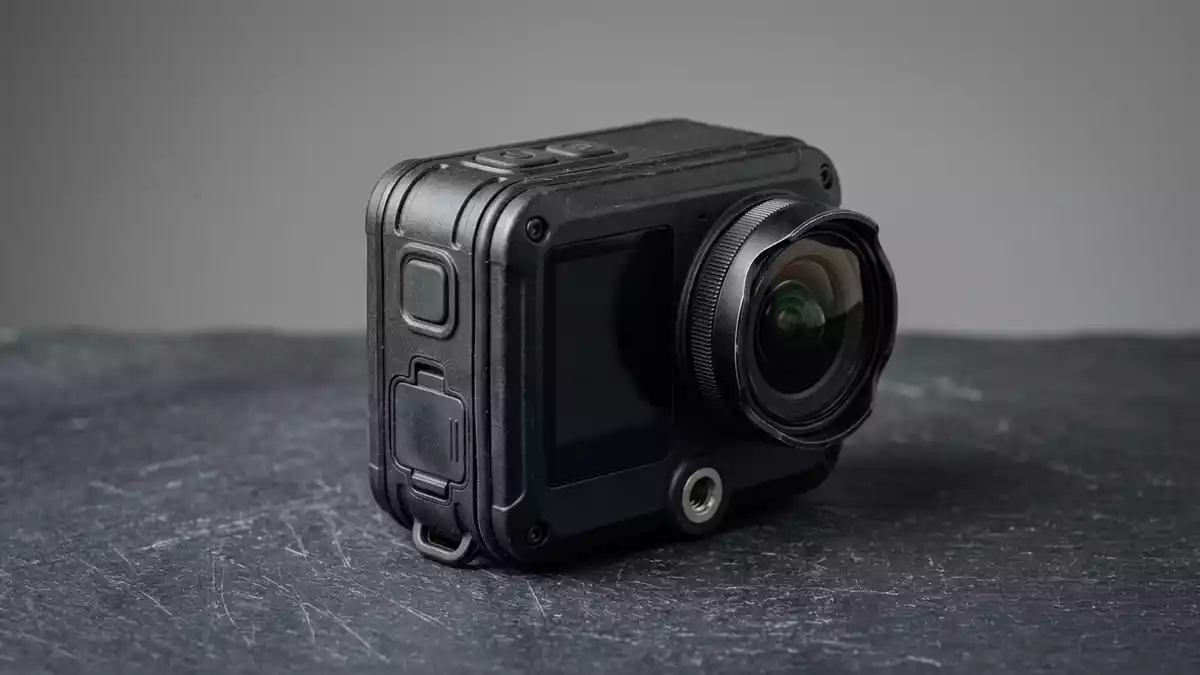 Fotorealistische Studioansicht von Actionkamera in neutraler Produktdarstellung