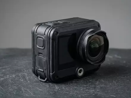 Fotorealistische Studioaufnahme von Actionkamera zum Thema GoPro HERO13 Black Unterwasserkamera, klare Lichtfuehrung - Foto: THN