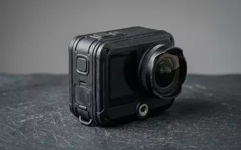 Fotorealistische Studioaufnahme von Actionkamera zum Thema GoPro HERO13 Black Unterwasserkamera, klare Lichtfuehrung - Foto: THN