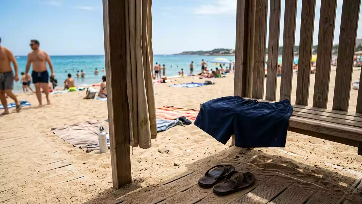 Fotorealistische Ansicht von Bade-Set am Strand in realer Umgebung, sachlich dargestellt
