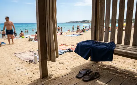Fotorealistische Aufnahme von Bade-Set am Strand zum Thema Reef Herren Badeshorts Cushion, natuerliches Licht - Foto: THN