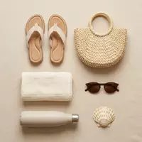 Flatlay-Arrangement rund um Damen-Sandalen zum Thema Reef Damen Cushion Court, weiches Oberlicht - Foto: THN