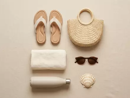 Flatlay-Arrangement rund um Damen-Sandalen zum Thema Reef Damen Cushion Court, weiches Oberlicht - Foto: THN