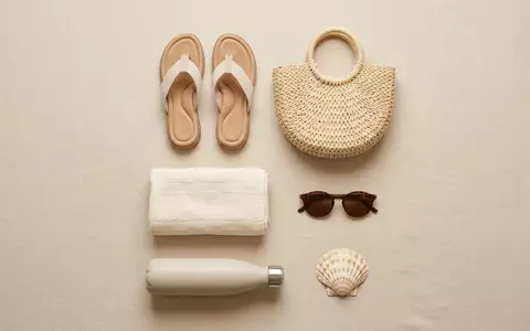 Flatlay-Arrangement rund um Damen-Sandalen zum Thema Reef Damen Cushion Court, weiches Oberlicht - Foto: THN