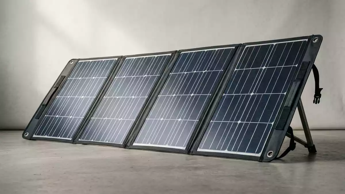 Fotorealistische Studioansicht von Klappbares Solarpanel in neutraler Produktdarstellung