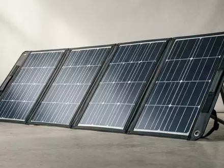 Fotorealistische Studioaufnahme von Klappbares Solarpanel zum Thema Renogy 200W Faltbares Solarpanel, klare Lichtfuehrung - Foto: THN