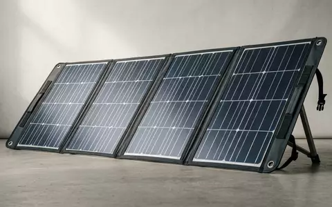 Fotorealistische Studioaufnahme von Klappbares Solarpanel zum Thema Renogy 200W Faltbares Solarpanel, klare Lichtfuehrung - Foto: THN