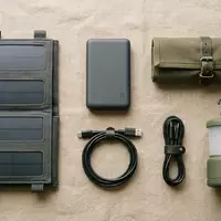 Flatlay-Arrangement rund um Klappbares Solarpanel zum Thema Renogy 200W Faltbares Solarpanel, weiches Oberlicht - Foto: THN