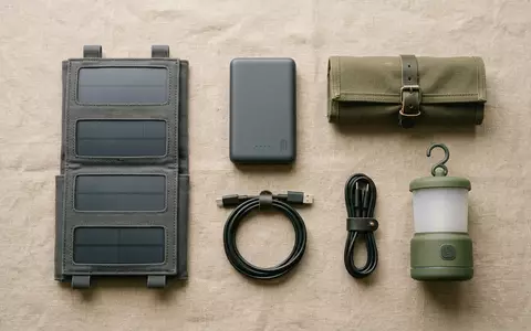 Flatlay-Arrangement rund um Klappbares Solarpanel zum Thema Renogy 200W Faltbares Solarpanel, weiches Oberlicht - Foto: THN
