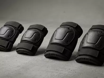 Fotorealistische Studioaufnahme von Schutzpolster-Set zum Thema Rekd Protection Renegade Knie-, klare Lichtfuehrung - Foto: THN