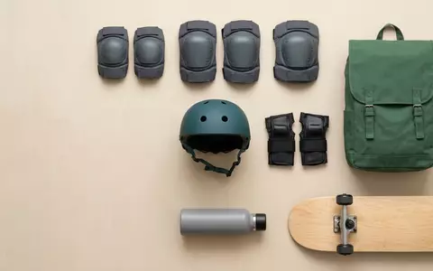 Flatlay-Arrangement rund um Schutzpolster-Set zum Thema Rekd Protection Renegade Knie-, weiches Oberlicht - Foto: THN