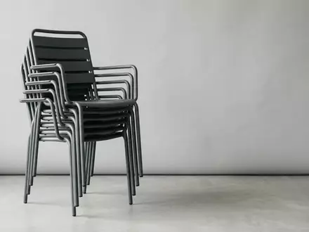 Fotorealistische Studioaufnahme von Gartenstuhl zum Thema Zebra Gartenstuhl Nano Stapelstuhl, klare Lichtfuehrung - Foto: THN