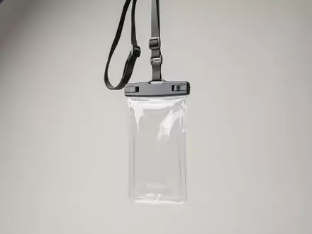Fotorealistische Studioaufnahme von Handyhuelle zum Thema YOSH Wasserdichte Handyhülle IPX8, klare Lichtfuehrung - Foto: THN