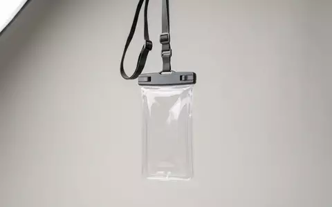 Fotorealistische Studioaufnahme von Handyhuelle zum Thema YOSH Wasserdichte Handyhülle IPX8, klare Lichtfuehrung - Foto: THN