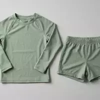 Fotorealistische Studioaufnahme von Kinder Badeshirt Set zum Thema Beco Kinder Sealife UV-Schutz, klare Lichtfuehrung - Foto: THN