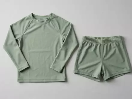 Fotorealistische Studioaufnahme von Kinder Badeshirt Set zum Thema Beco Kinder Sealife UV-Schutz, klare Lichtfuehrung - Foto: THN