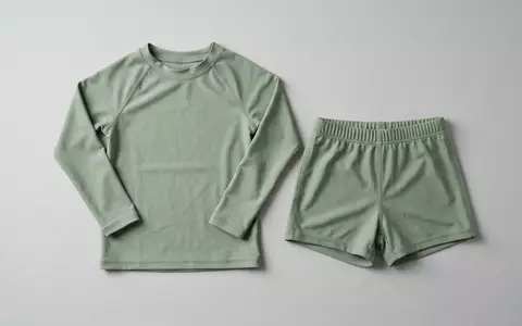 Fotorealistische Studioaufnahme von Kinder Badeshirt Set zum Thema Beco Kinder Sealife UV-Schutz, klare Lichtfuehrung - Foto: THN