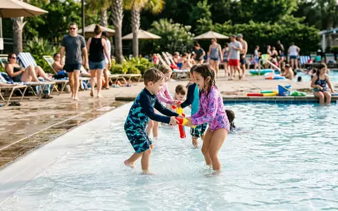 Fotorealistische Aufnahme von Kinder Badeshirt Set am Familienpool zum Thema Beco Kinder Sealife UV-Schutz - Foto: THN