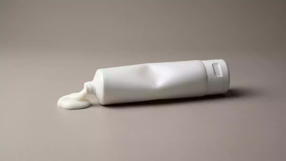 Fotorealistische Studioansicht von Gesichtscreme in neutraler Produktdarstellung