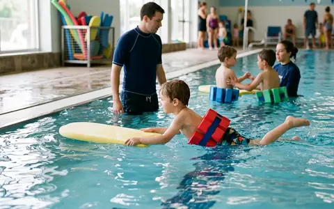 Fotorealistische Aufnahme von Kinder Schwimmguertel am Familienpool zum Thema Beco Kinder Schwimmgürtel Sealife, natuerliches Licht - Foto: THN