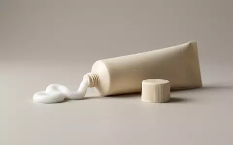 Fotorealistische Studioaufnahme von Repairbalsam zum Thema La Roche-Posay CICAPLAST Baume, klare Lichtfuehrung - Foto: THN