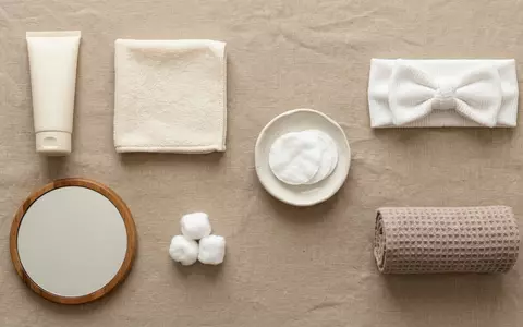 Flatlay-Arrangement rund um Repairbalsam zum Thema La Roche-Posay CICAPLAST Baume, weiches Oberlicht - Foto: THN