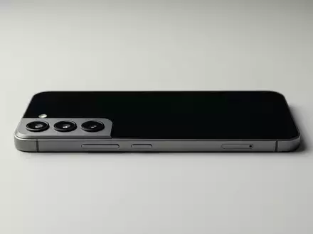 Fotorealistische Studioaufnahme von Smartphone zum Thema Samsung Galaxy A35 5G, klare Lichtfuehrung - Foto: THN