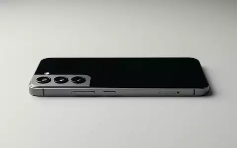 Fotorealistische Studioaufnahme von Smartphone zum Thema Samsung Galaxy A35 5G, klare Lichtfuehrung - Foto: THN