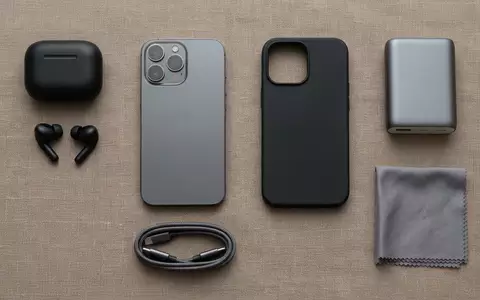 Flatlay-Arrangement rund um Smartphone zum Thema Samsung Galaxy A35 5G, weiches Oberlicht - Foto: THN