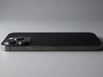 Fotorealistische Studioaufnahme von Smartphone zum Thema Samsung Galaxy A55 5G, klare Lichtfuehrung - Foto: THN