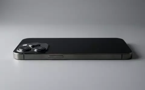 Fotorealistische Studioaufnahme von Smartphone zum Thema Samsung Galaxy A55 5G, klare Lichtfuehrung - Foto: THN