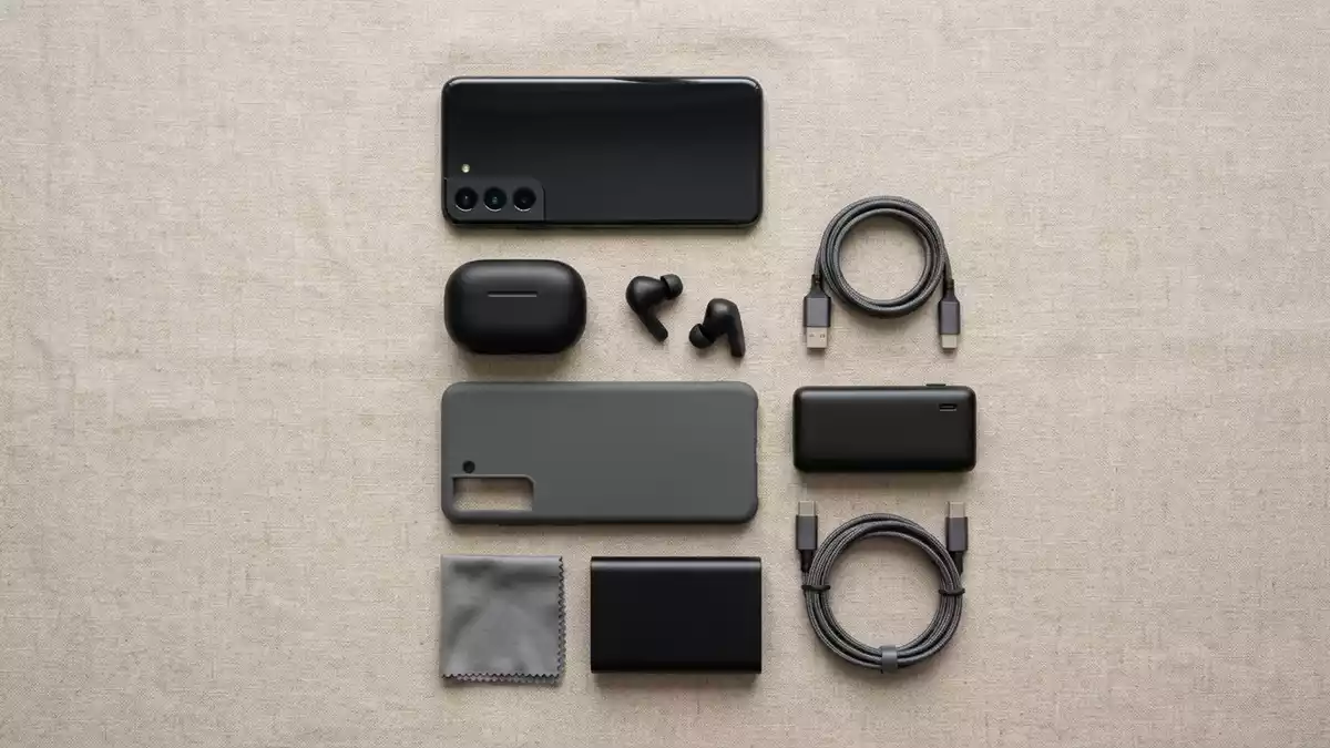 Flatlay-Arrangement rund um Smartphone mit passenden Requisiten von oben, neutral