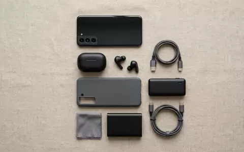 Flatlay-Arrangement rund um Smartphone zum Thema Samsung Galaxy A55 5G, weiches Oberlicht - Foto: THN