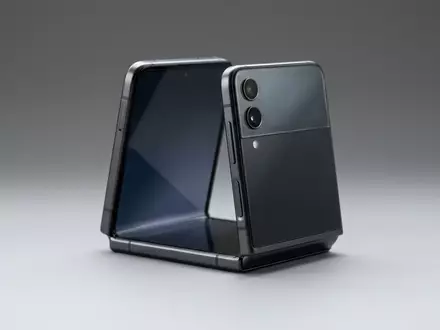 Fotorealistische Studioaufnahme von Klappbares Smartphone zum Thema Samsung Galaxy Z Flip, klare Lichtfuehrung - Foto: THN