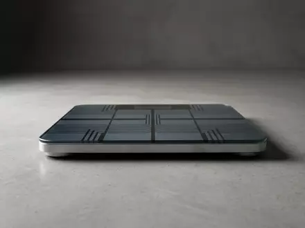 Fotorealistische Studioaufnahme von Koerperanalysewaage zum Thema Withings Body Scan Körperanalysewaage, klare Lichtfuehrung - Foto: THN