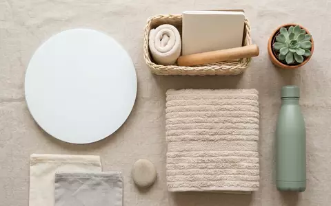 Flatlay-Arrangement rund um Koerperanalysewaage zum Thema Withings Body Scan Körperanalysewaage, weiches Oberlicht - Foto: THN