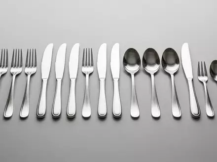Fotorealistische Studioaufnahme von Besteckset zum Thema WMF Besteckset Nuova 30-teilig, klare Lichtfuehrung - Foto: THN